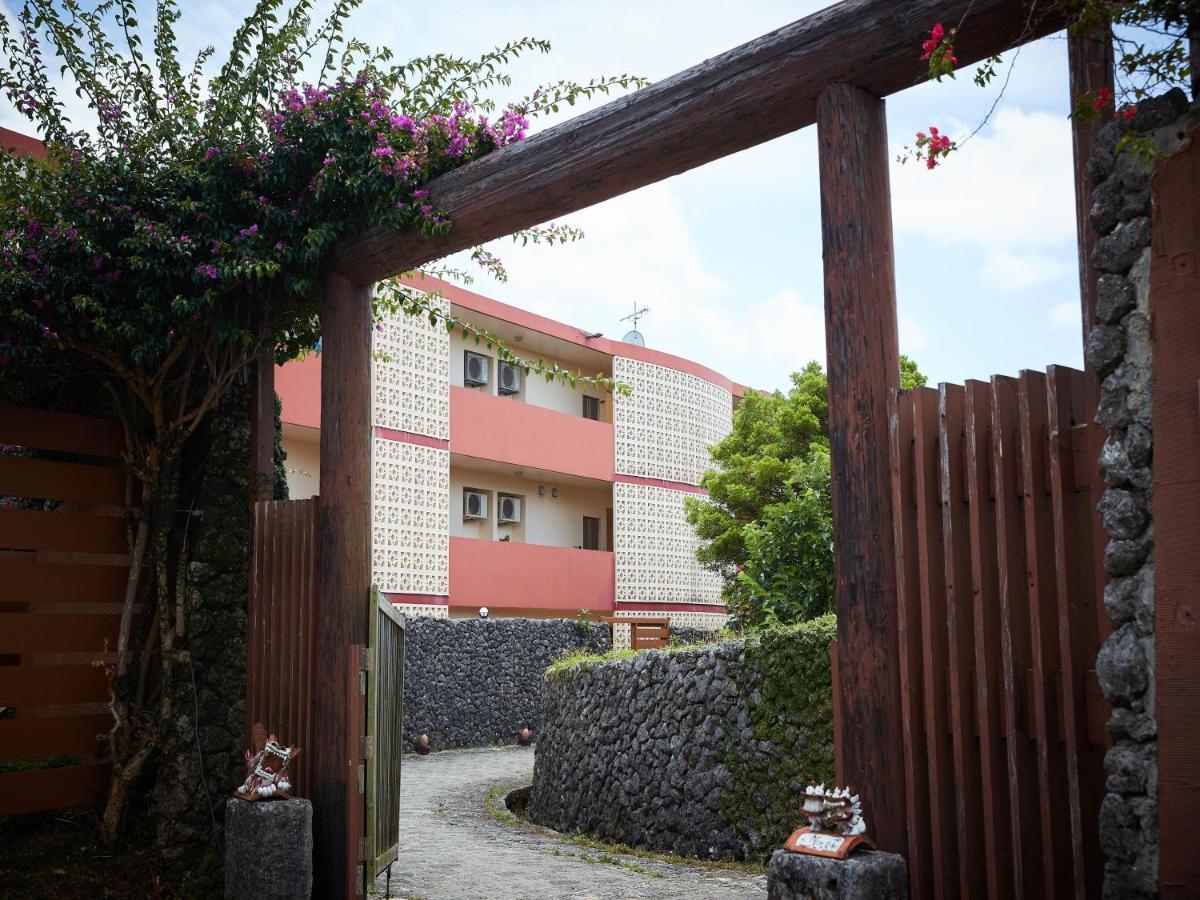 Hotel Murasakimura Йомитан Екстериор снимка